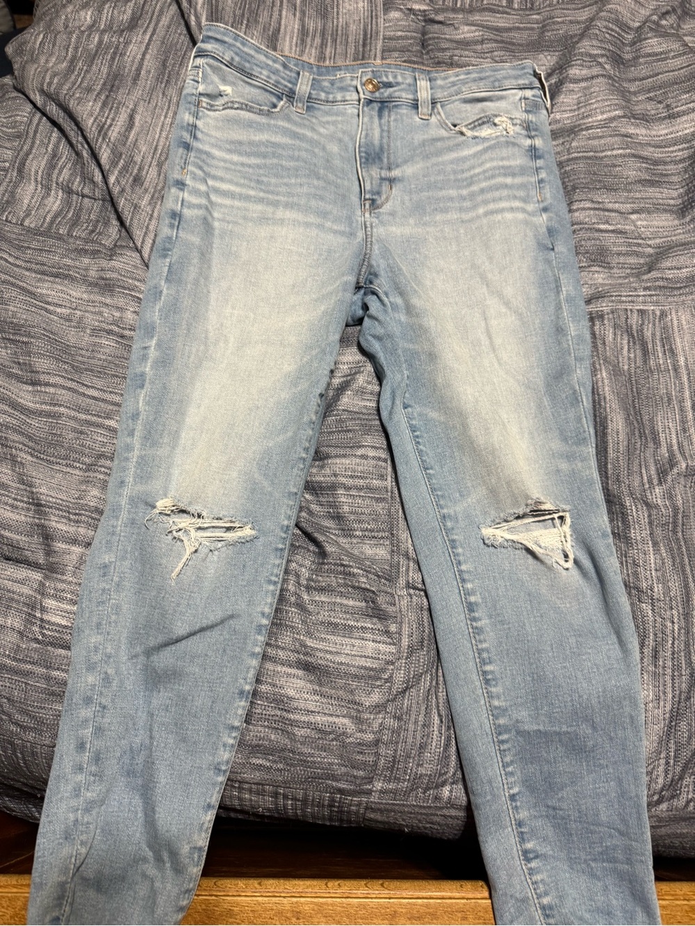 American Eagle Super High-Rise Light Blue Distressed Women’s Jeans